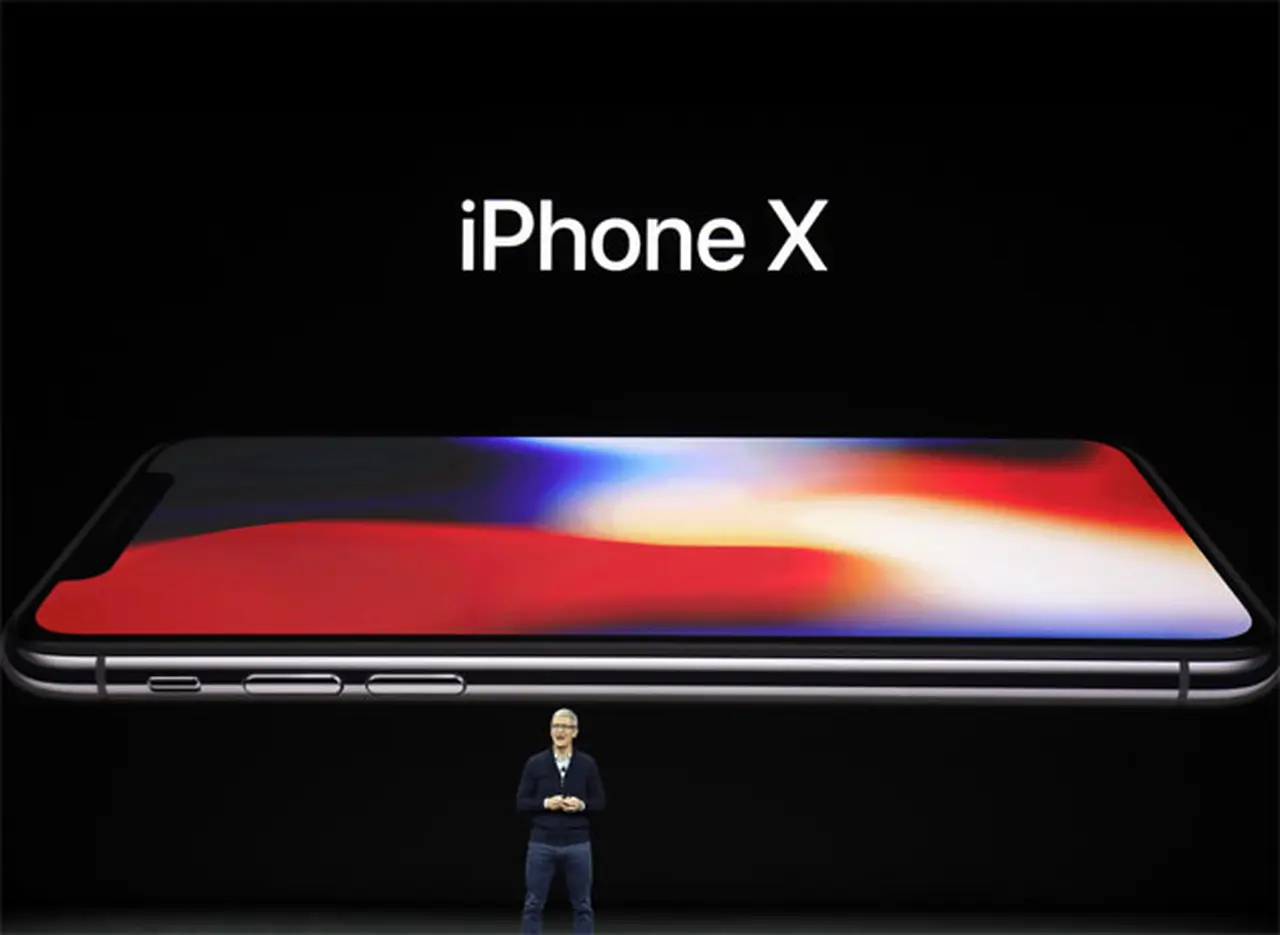 A 10 años de la primera versión del teléfono, Apple presentó el iPhone X