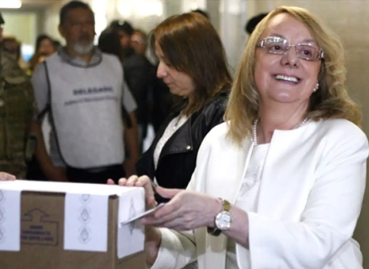 Alicia Kirchner, de viaje por Europa con la provincia incendiada