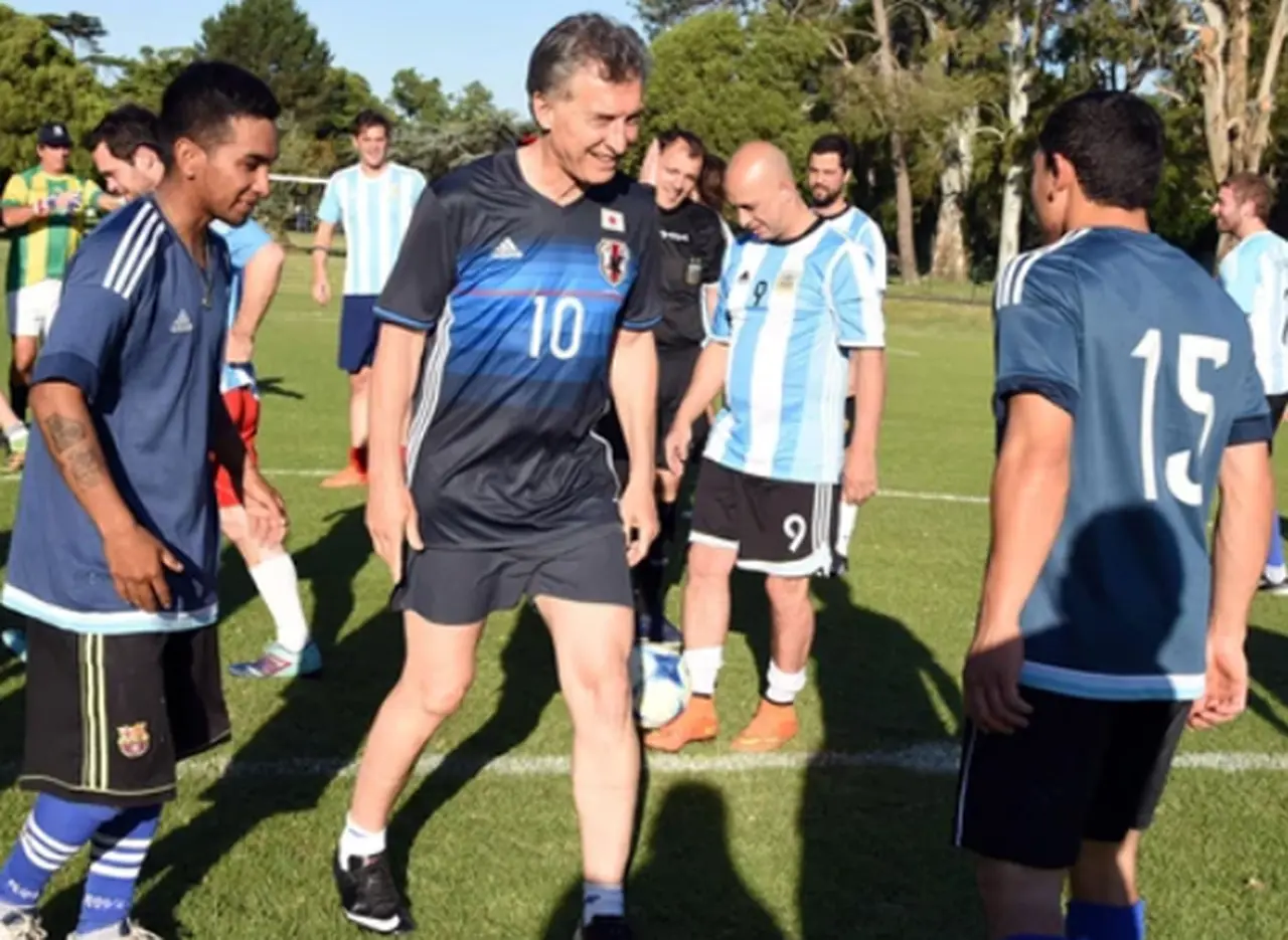 Video: Macri jugó al fútbol con trabajadores que remodelan Olivos
