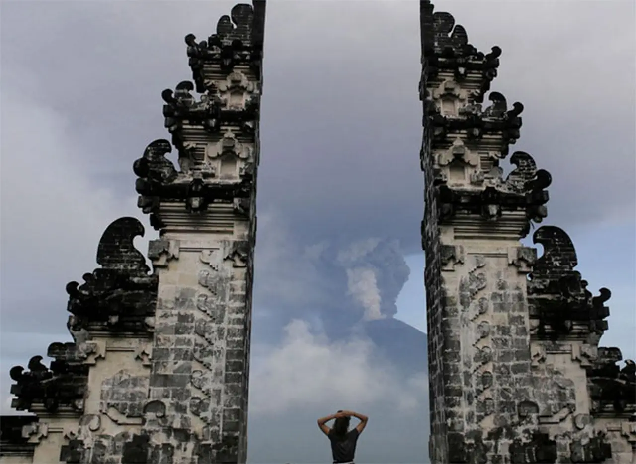 Bali, en alerta máxima: las fotos más impactantes de un volcán que amenaza a miles de personas