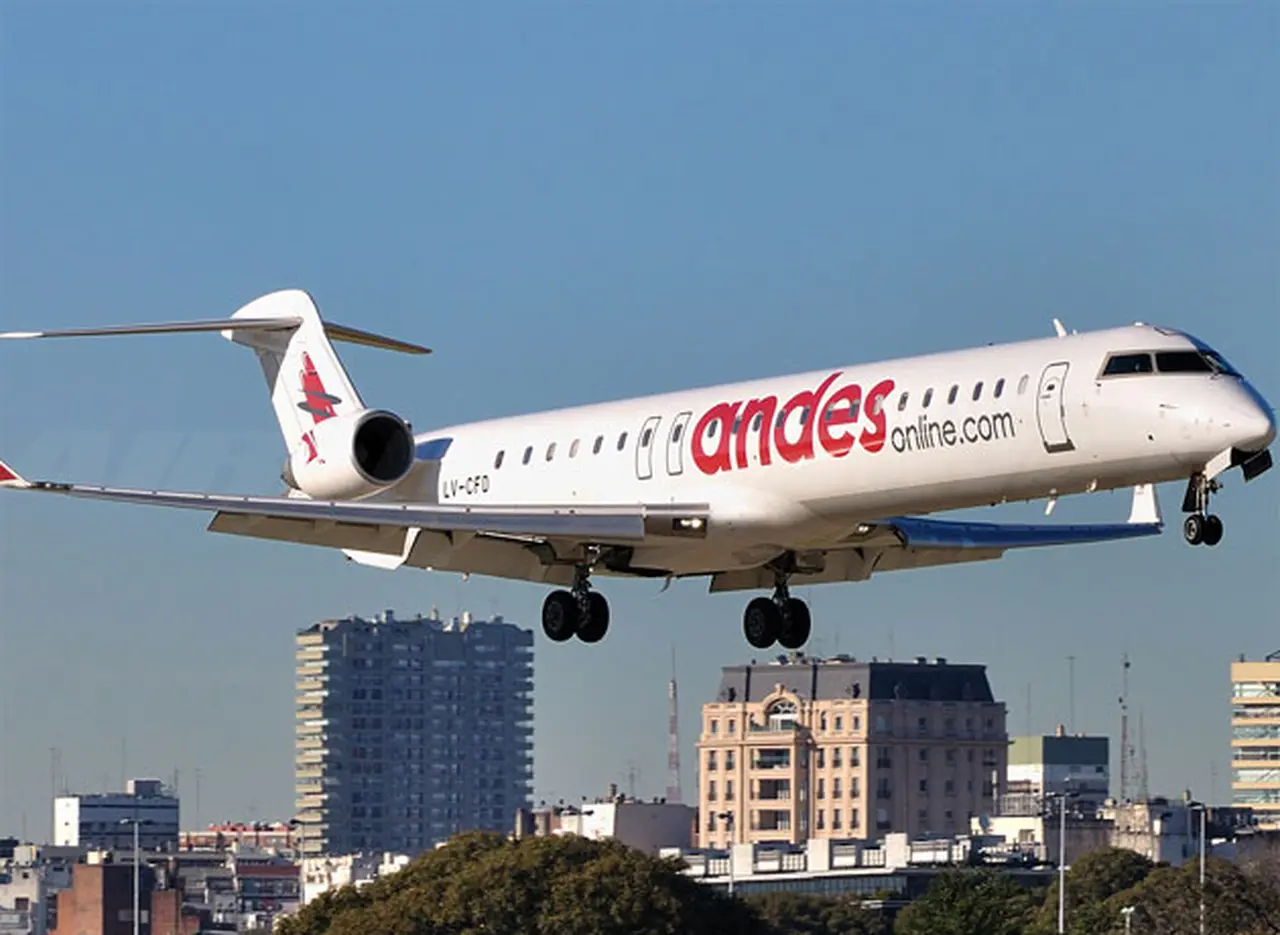 Por una falla mecánica, un avión de Andes aterrizó de emergencia en Tucumán