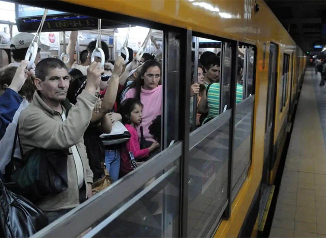 Sigue el conflicto en el subte: Metroví­as echó a tres delegados y suspendió a 171 trabajadores
