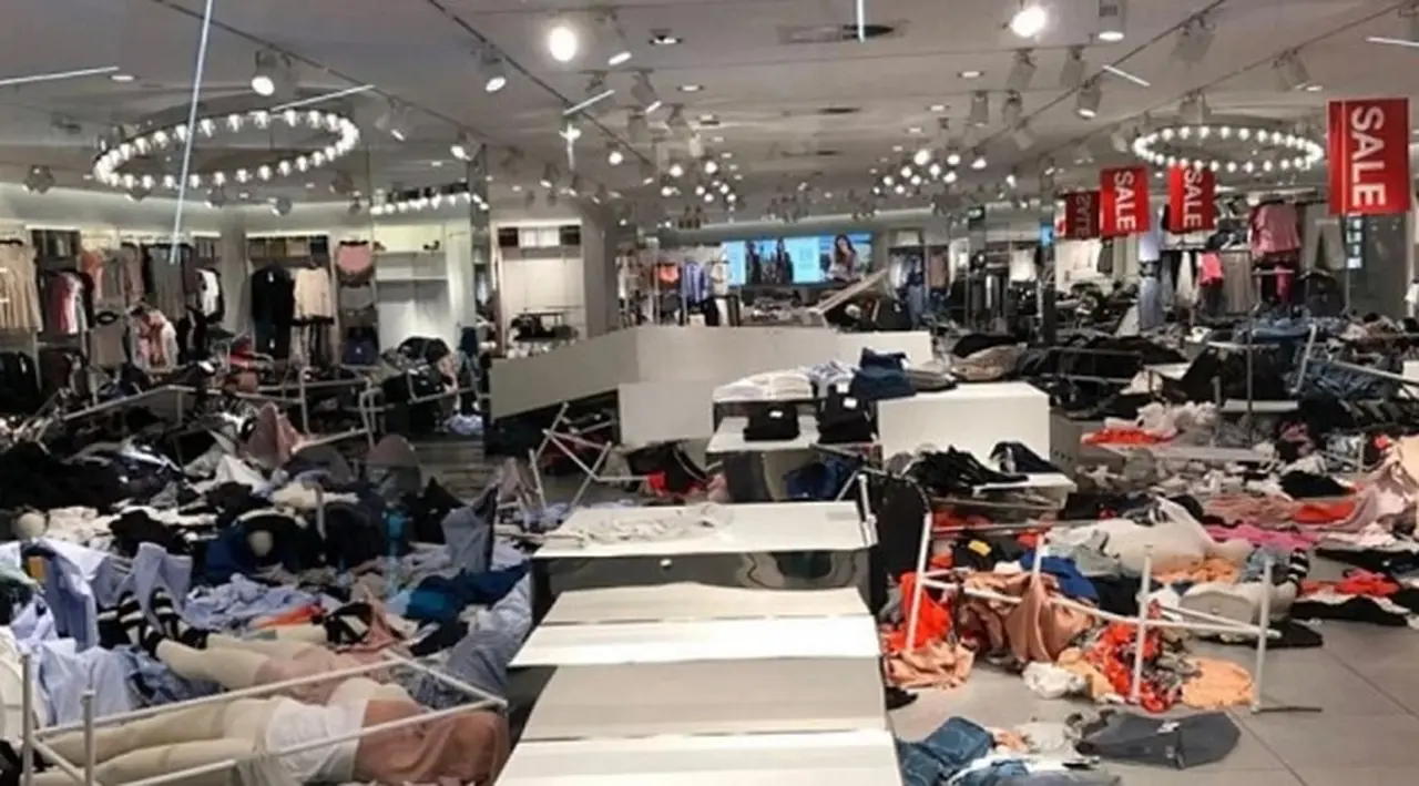 Destruyeron seis tiendas H&M en Sudáfrica por la polémica del buzo racista