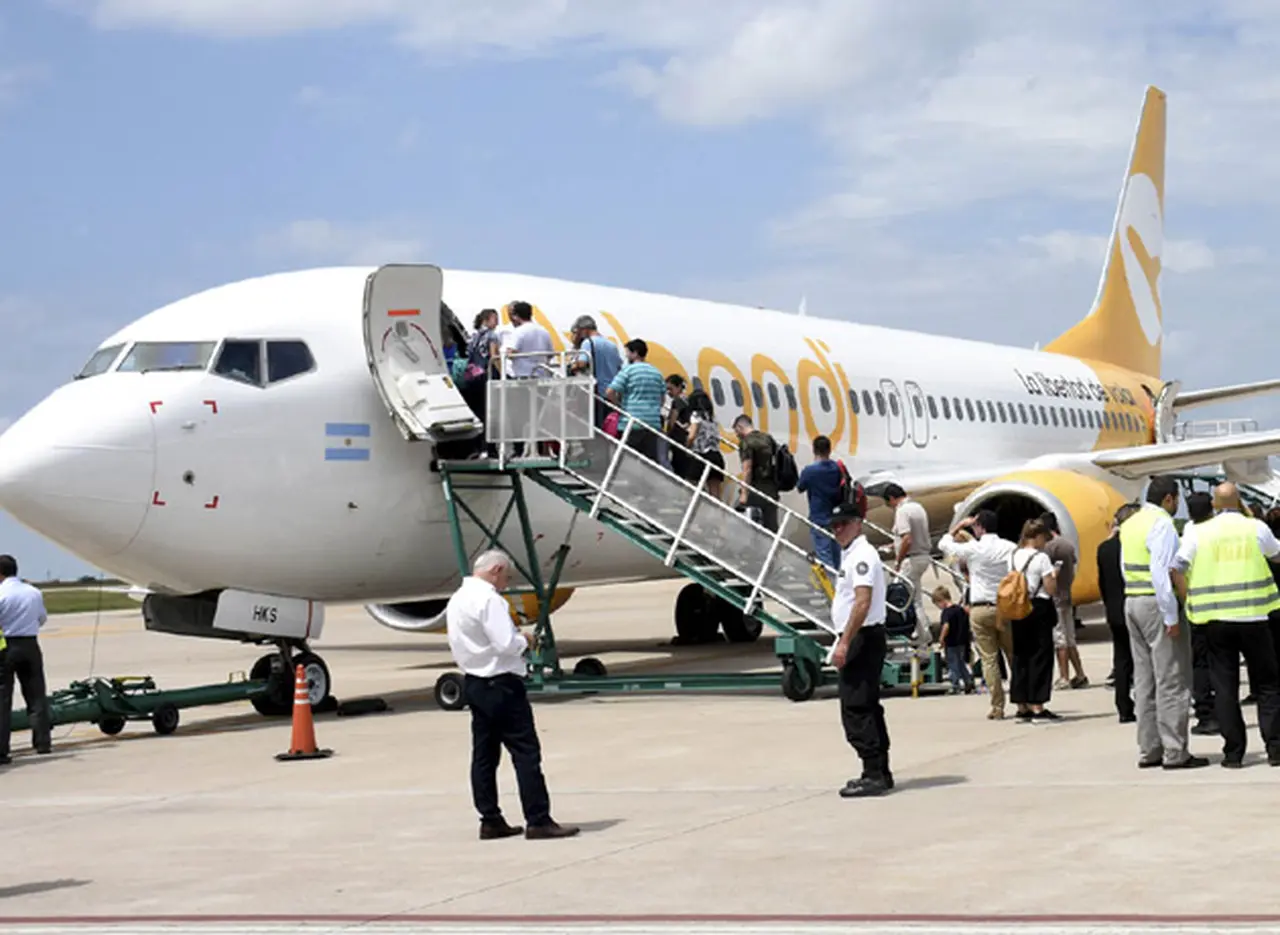 Otro avión de Flybondi no despegó: los pasajeros trompearon a los empleados