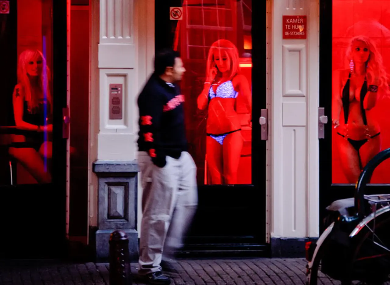 Zona roja: Amsterdam prohibirá a los turistas mirar directamente a las prostitutas