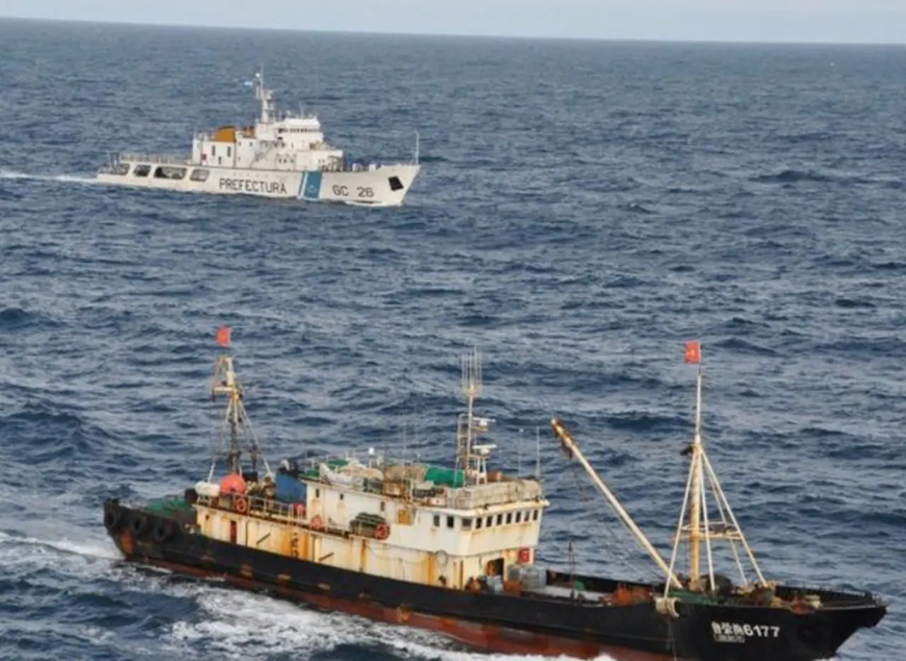 Capturan en el mar argentino a un buque español con más de 320 toneladas de pescado
