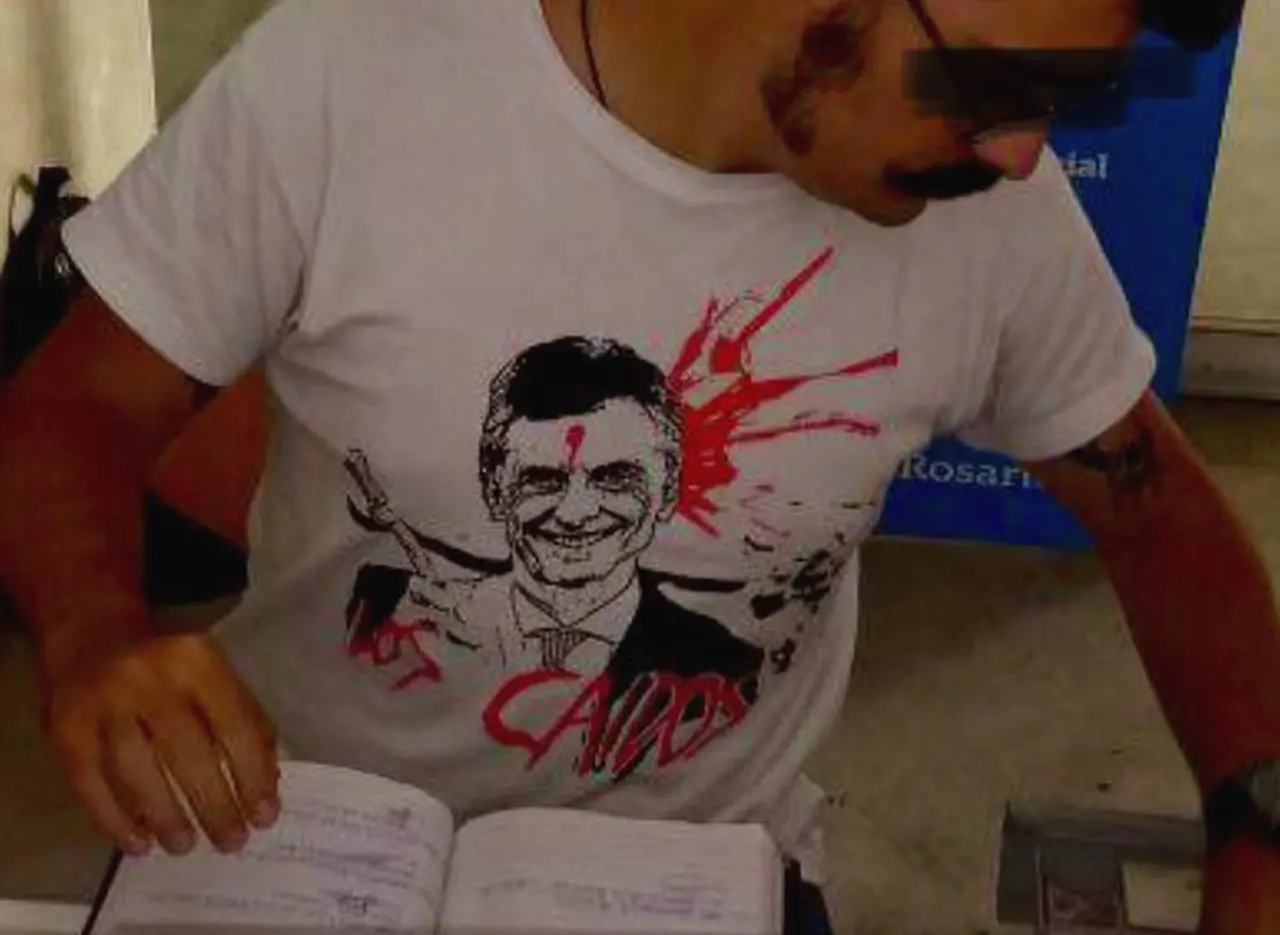 Un empleado municipal atendió al público con una remera que agravia a Macri