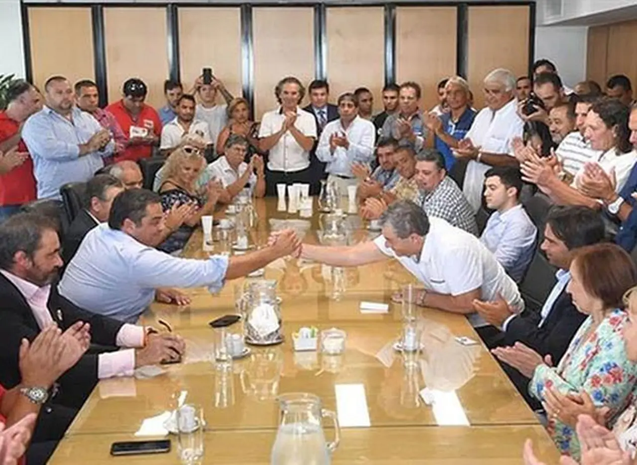 Triaca abrió temporada de paritarias al 15% sin cláusula gatillo
