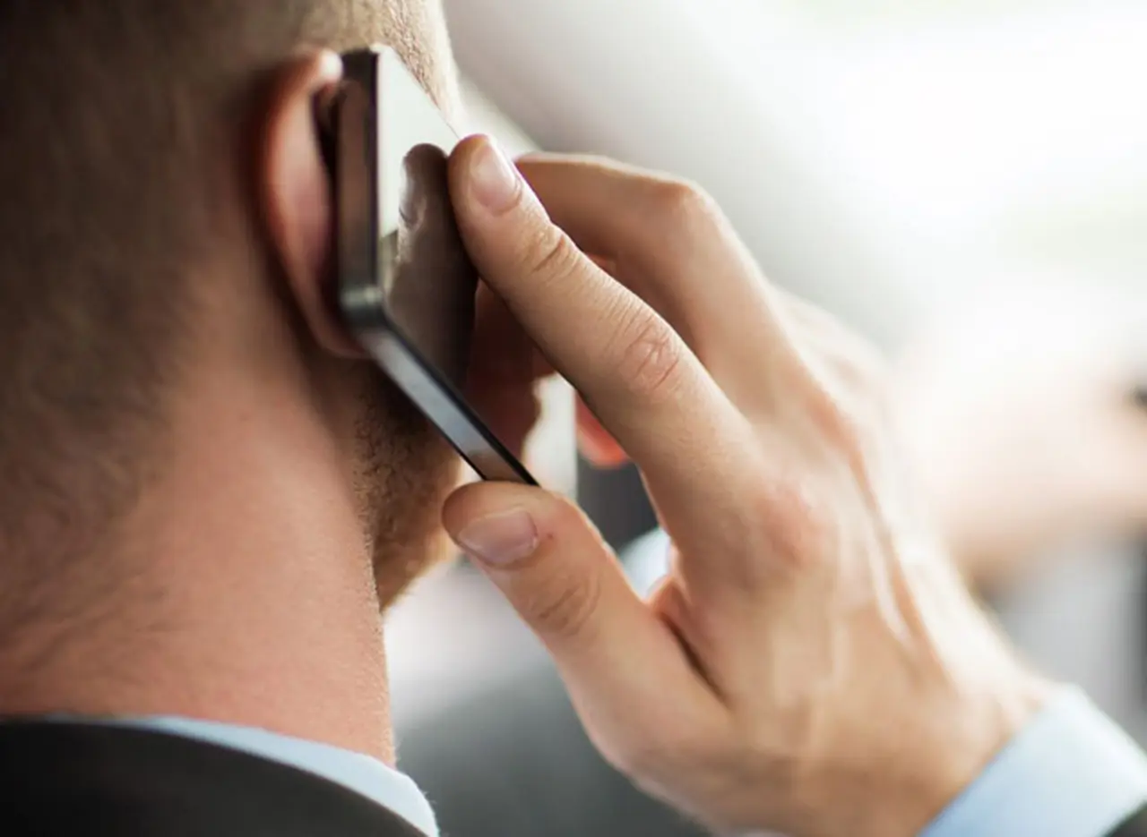 Habilitan el uso del celular dentro de los bancos