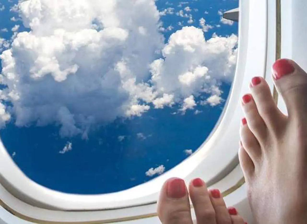 ¿Por qué nunca debes quitarte los zapatos en un avión?