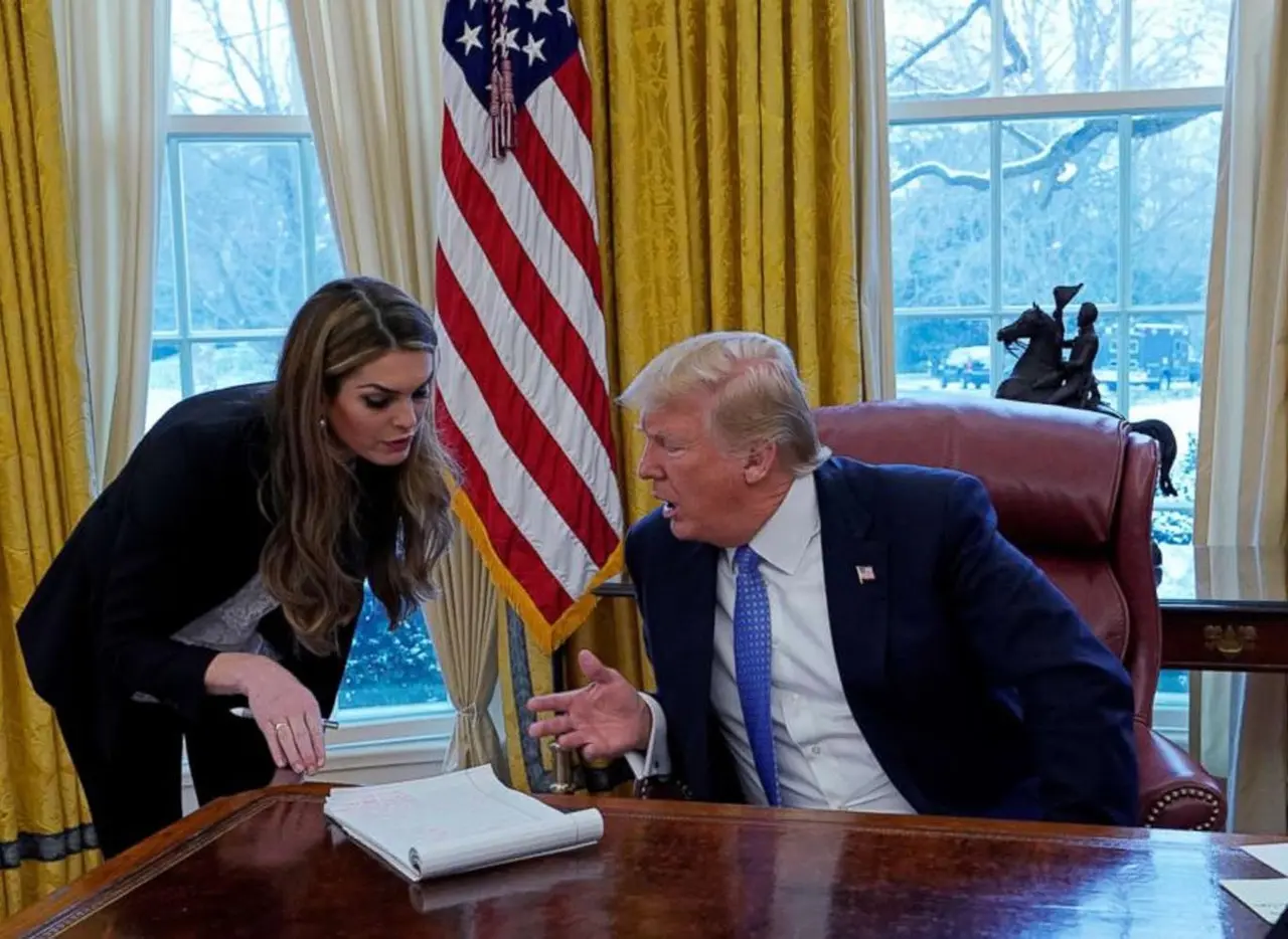Renunció la directora de Comunicaciones de la Casa Blanca y confidente de Donald Trump
