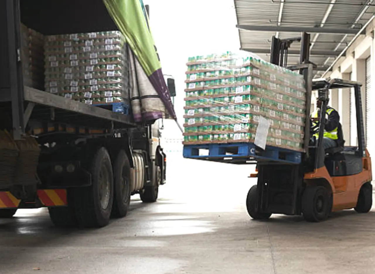 Tras salto del dólar, los costos de transporte acumulan alza del 29% en doce meses