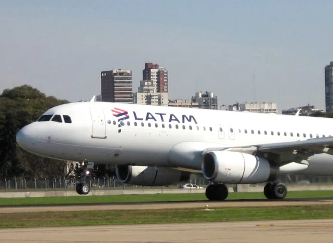 Pese al "efecto achique", LATAM se comprometió con sindicatos a no despedir personal