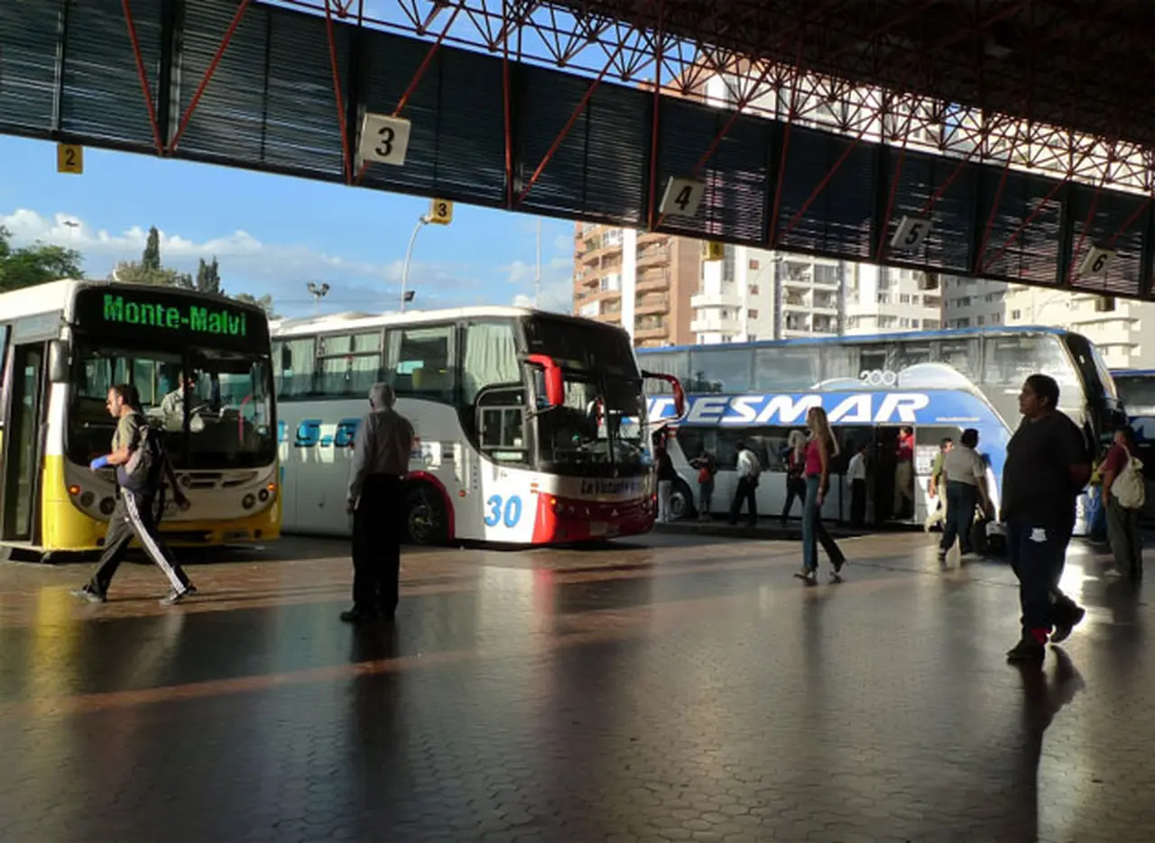 Choferes de ómnibus firmaron paritaria de 15% con cláusula de revisión