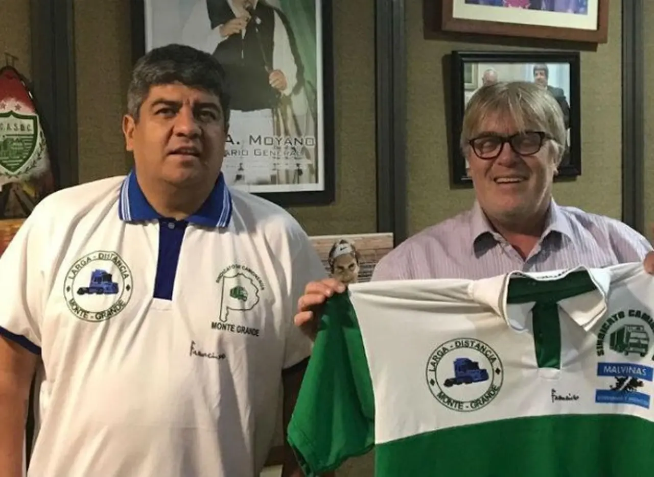 El Papa le mandó remeras bendecidas de Camioneros a Moyano