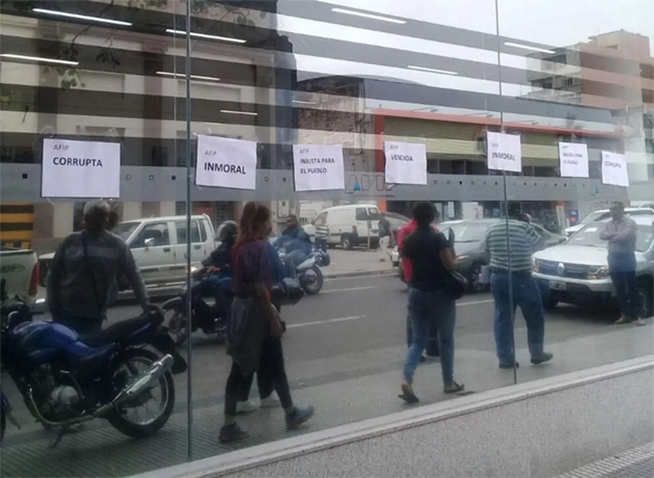 Una mujer "empapeló" una sede de la AFIP en protesta por la libertad de Cristóbal López