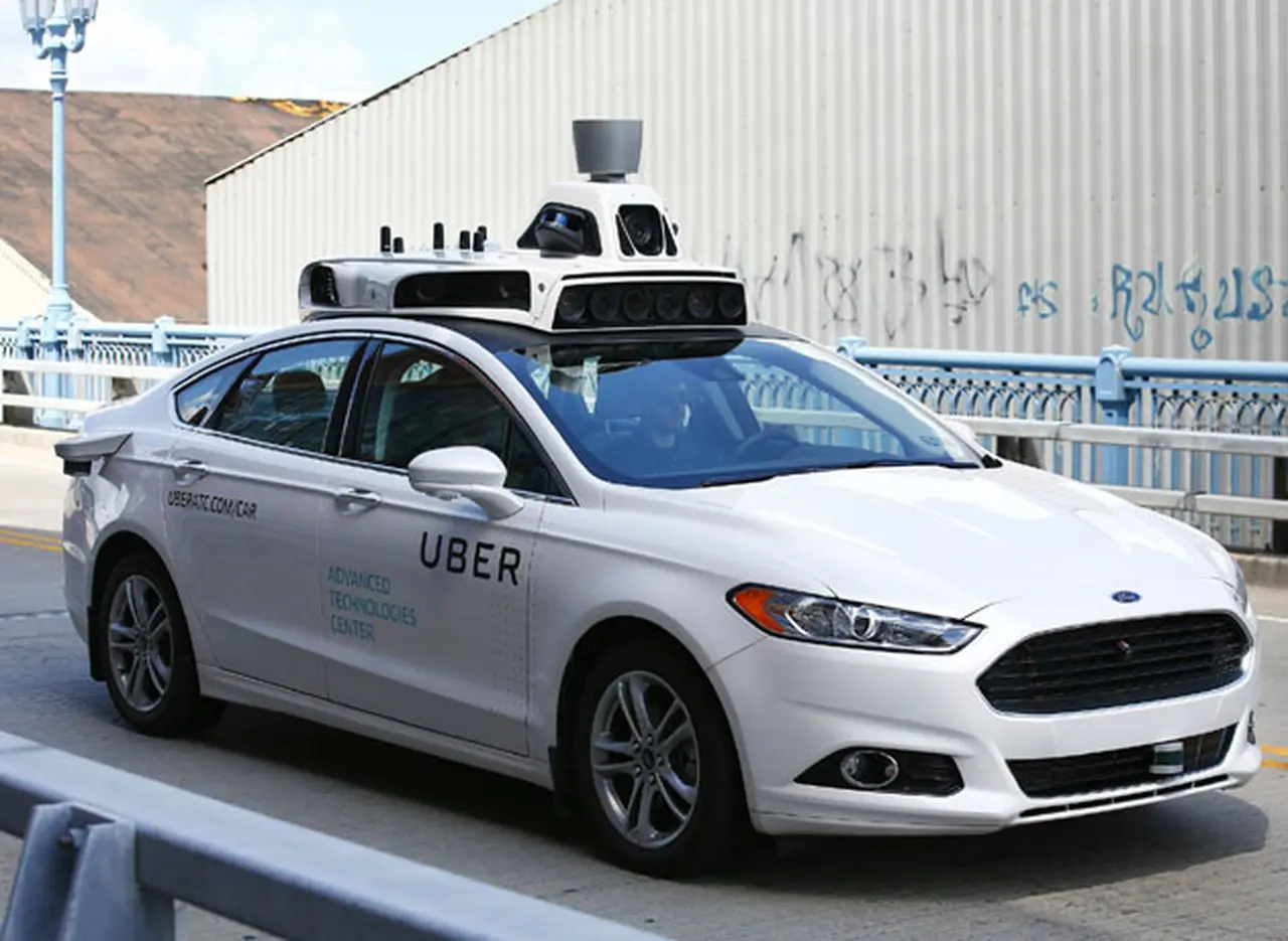 Uber suspende las pruebas con coches autónomos tras el accidente fatal de uno de sus autos