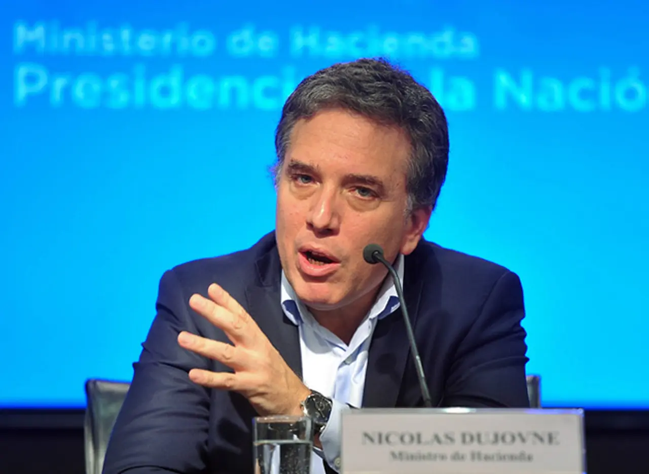 Dujovne: "Tenemos que ponernos menos nerviosos cuando se mueve el tipo de cambio"