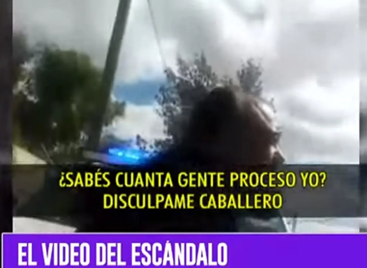 Video: la polémica reacción de un juez al que le sacaron el auto por manejar borracho