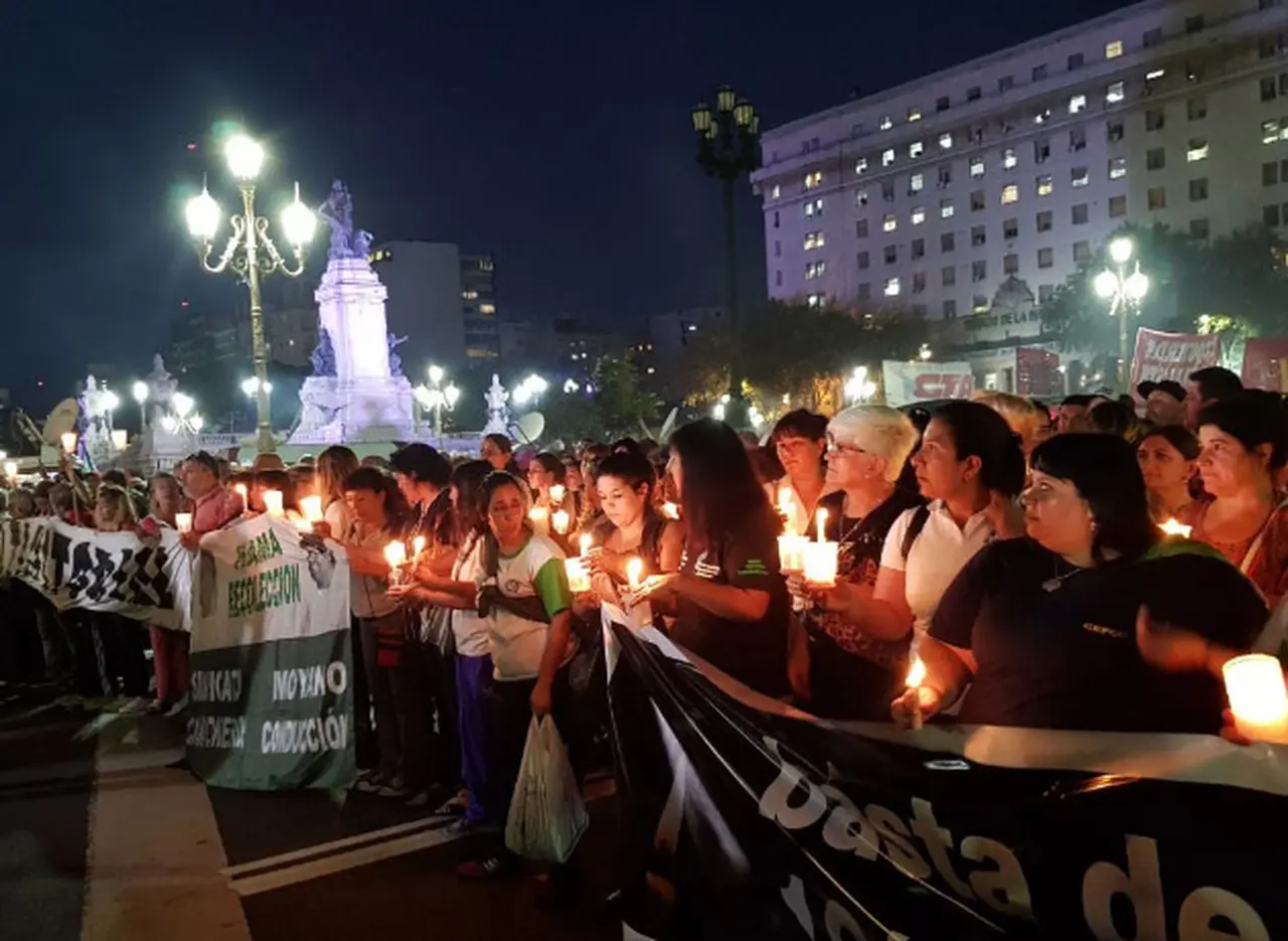El tarifazo suma malestar: a la avanzada opositora en el Congreso se agregó una importante manifestación
