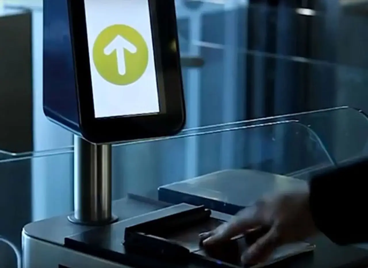 ¿Cómo es la tecnologí­a que baja a la mitad el trámite de migraciones?