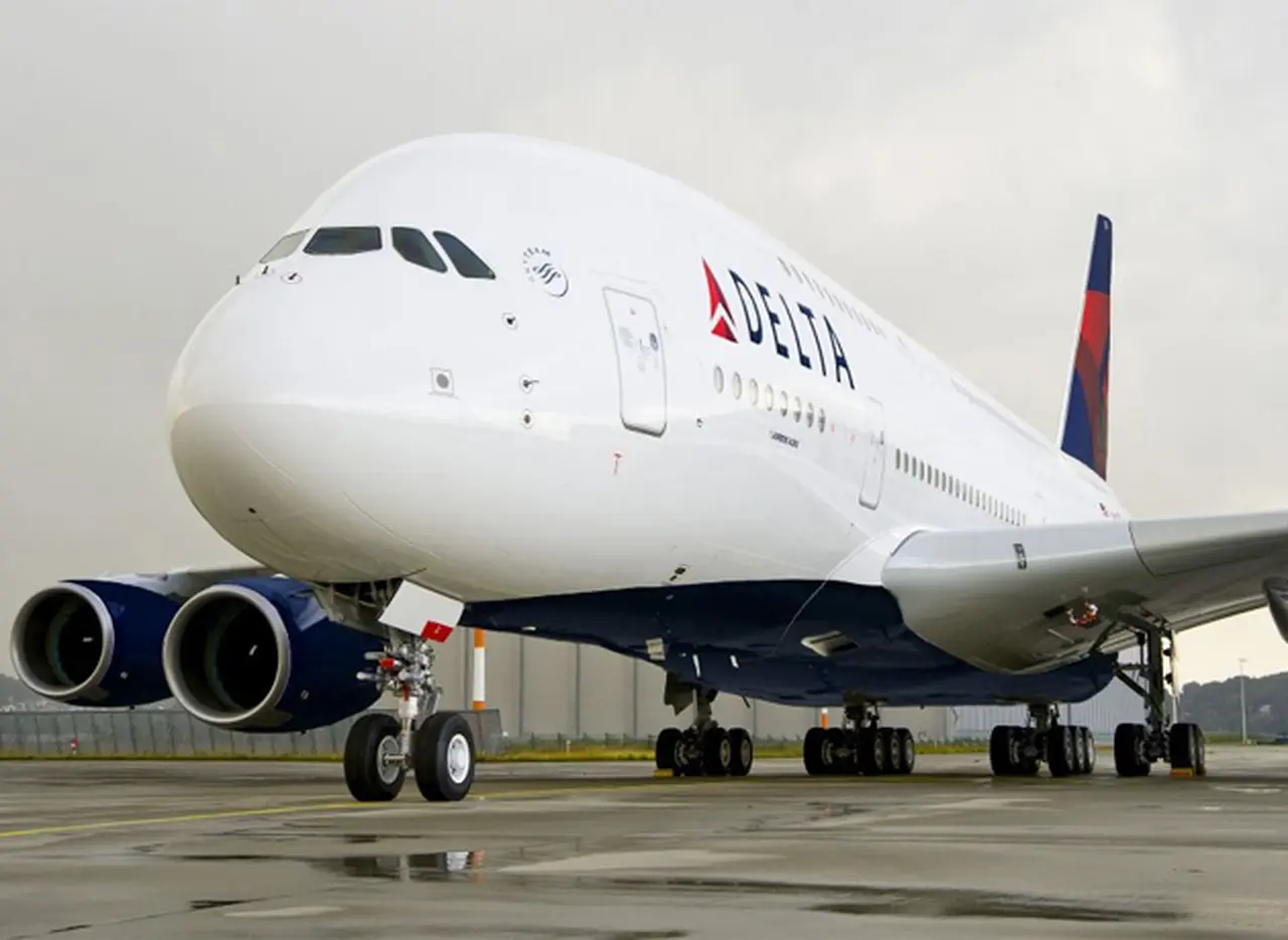 Se quedó con una manzana que le dieron en el avión y le cobraron u$s500 de multa