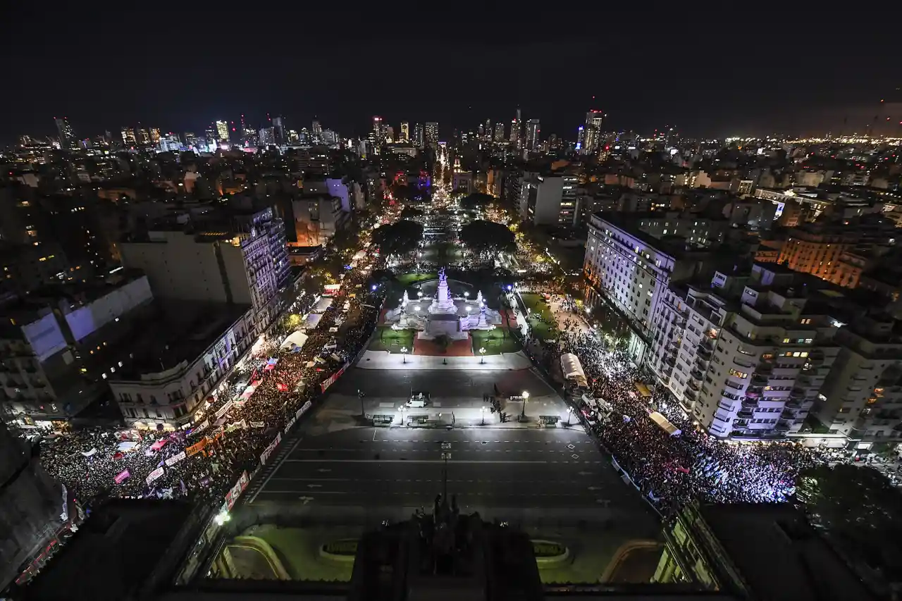 Aborto legal: fotos y videos de las multitudinarias marchas que dividió al Congreso