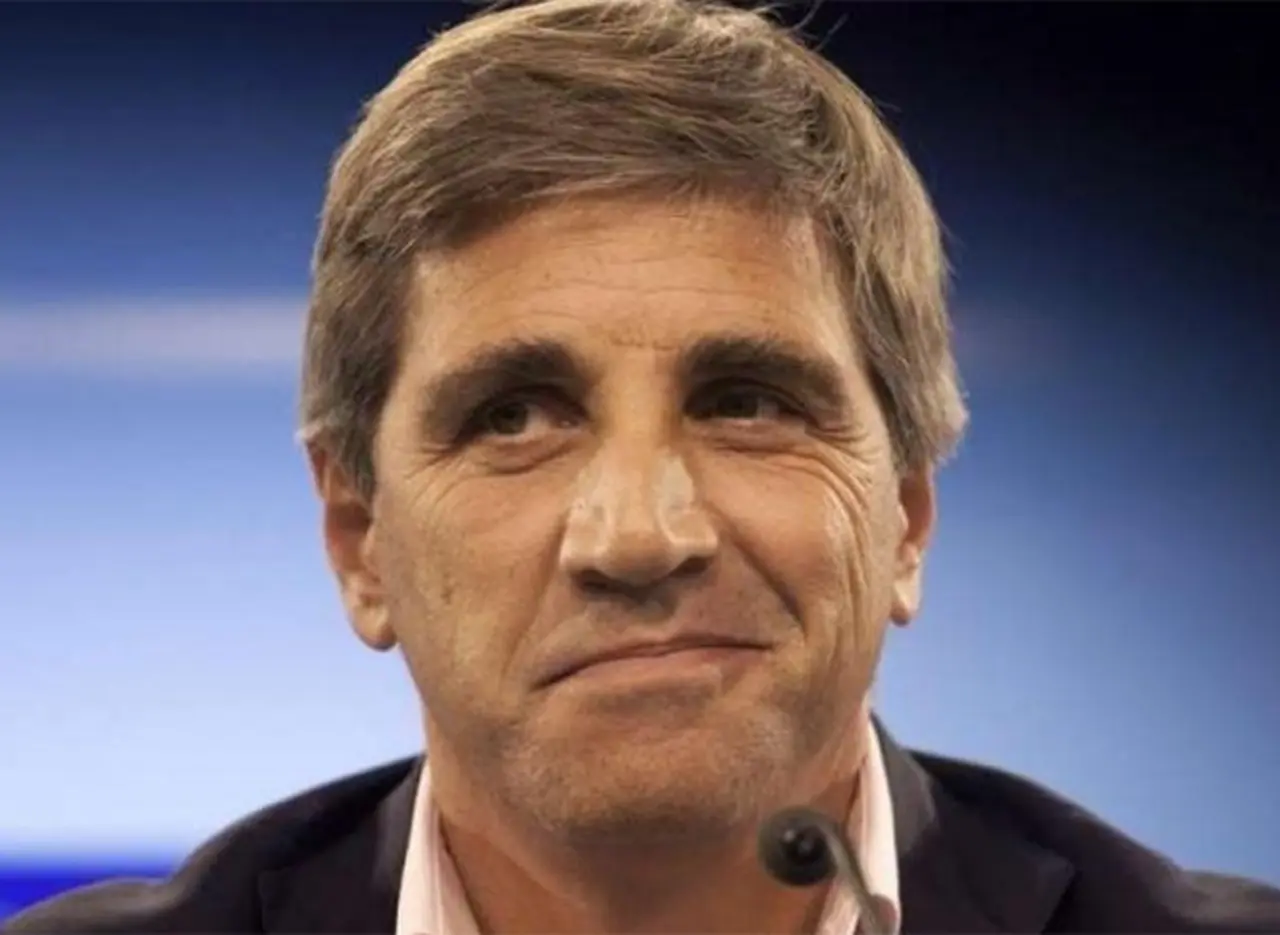 Toto Caputo, entre piezas de sushi y amigos, relajado a pesar del "escrache" del Fondo