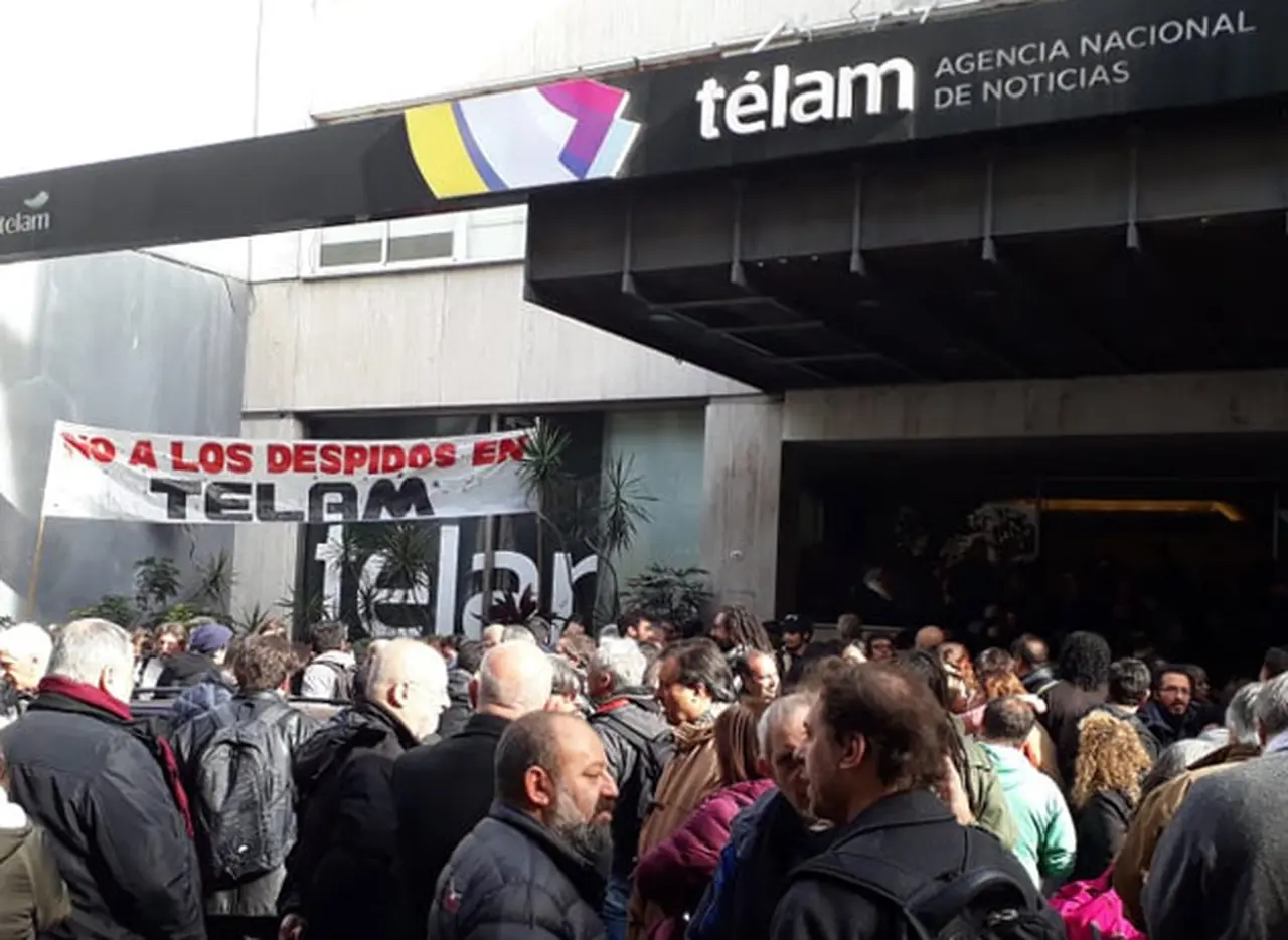 El Gobierno despidió al 40% de la planta de Télam y dejó 350 trabajadores en la calle