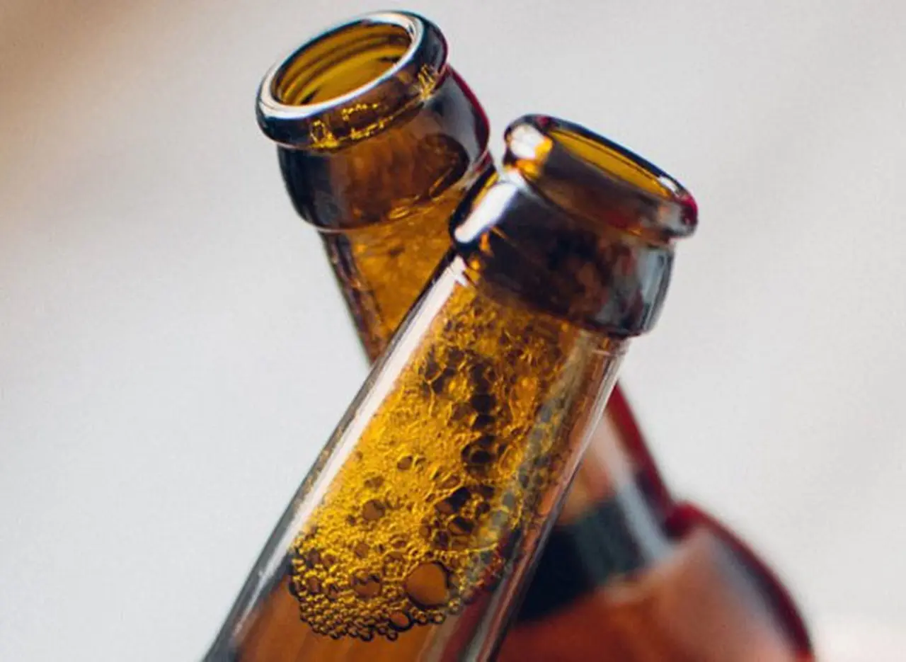 Cómo abrir una botella de cerveza con otra botella de cerveza
