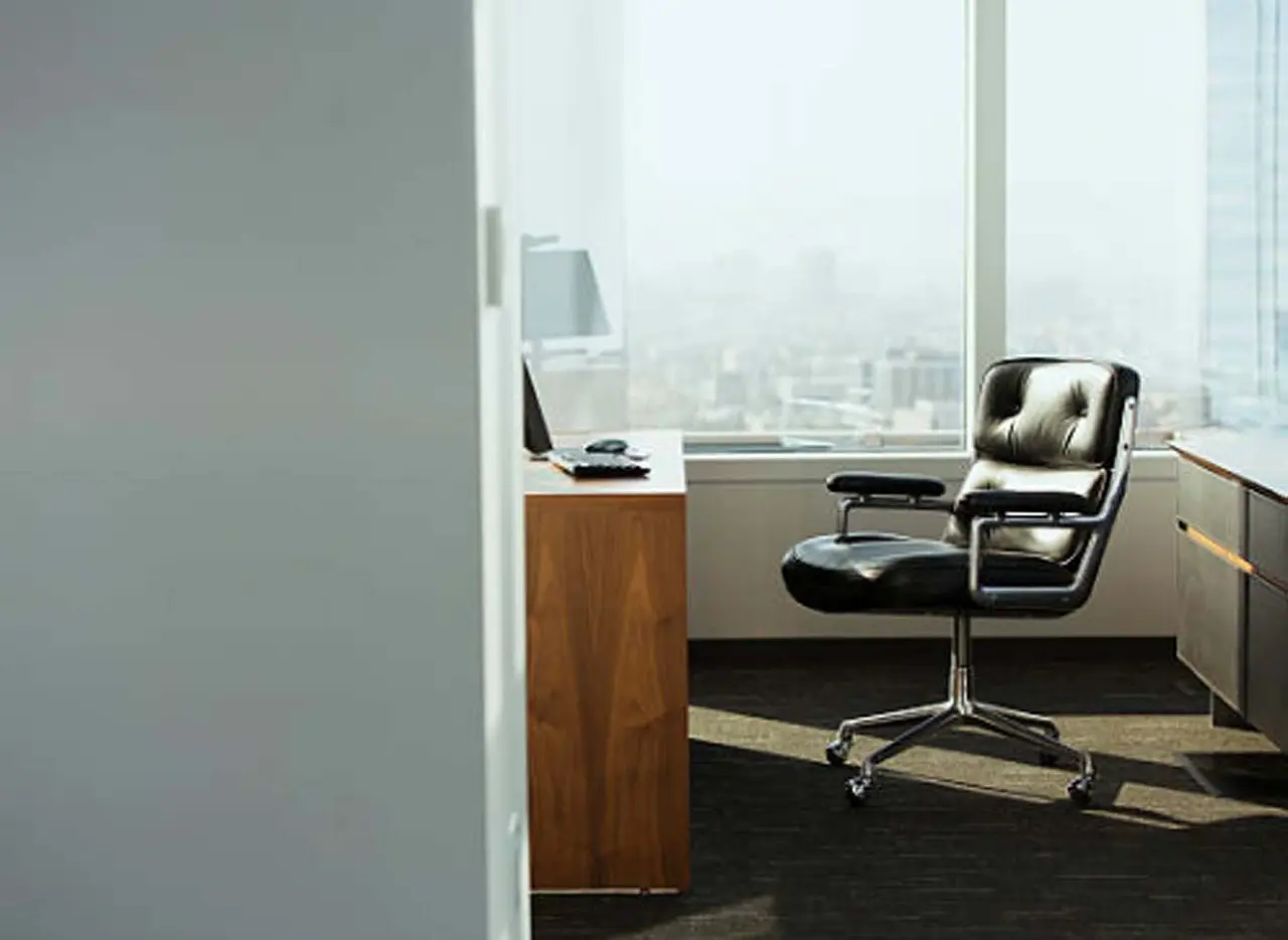 El escritorio correcto y una silla ergonómica permitirán potenciar tu productividad al trabajar desde casa. 