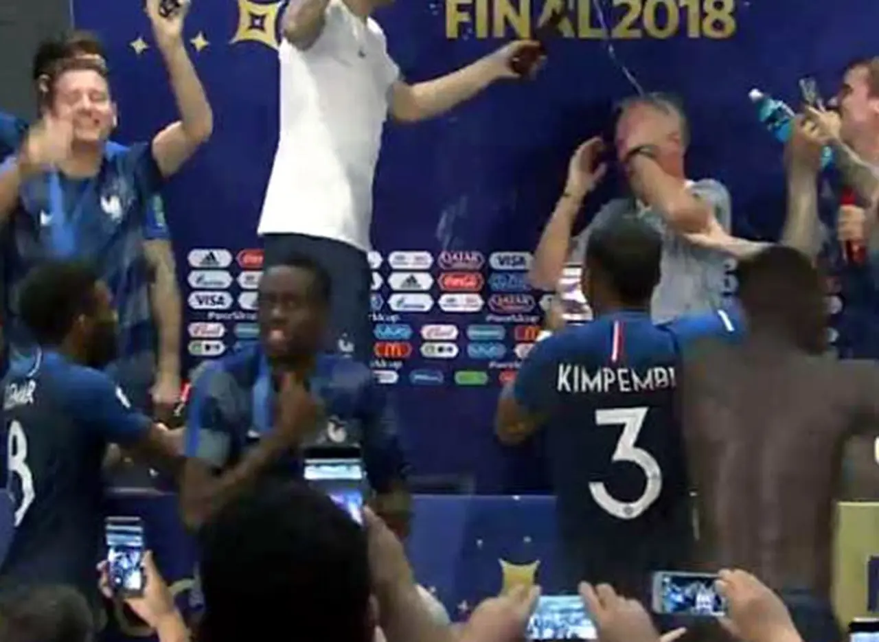 Los jugadores de Francia "tomaron" la conferencia con un baño a Deschamps y baile arriba de la mesa
