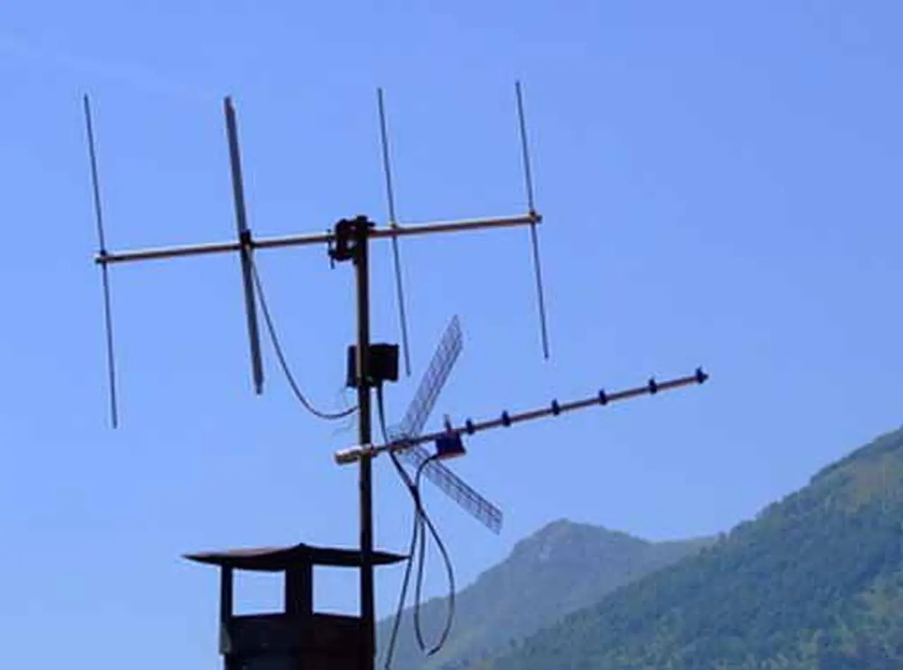 Unos 350.000 usuarios de TV paga ví­a UHF podrí­an quedarse sin ese servicio por una regulación