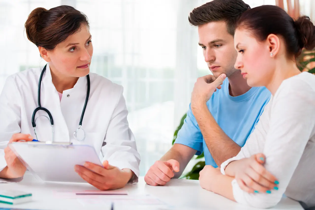 Especialistas instan a continuar contratamientos de fertilidad
