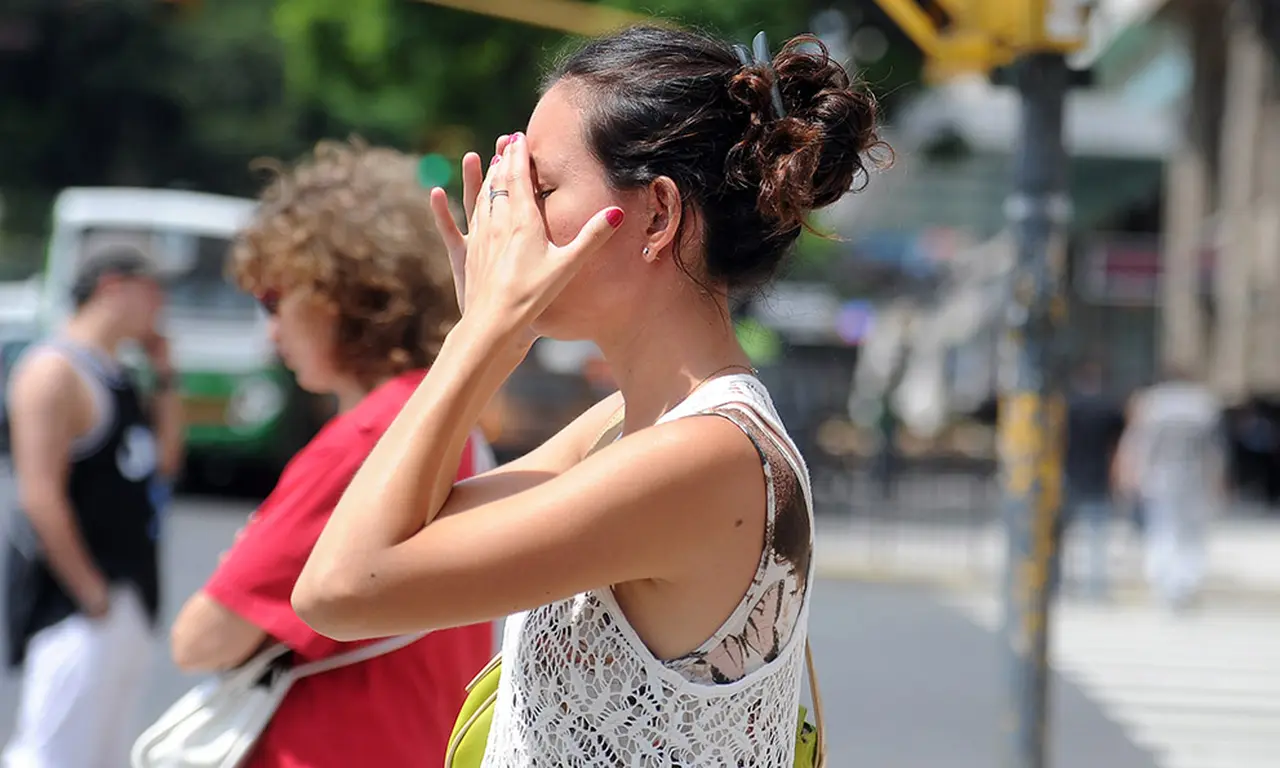 La temperatura supera los 40 grados en la Ciudad y ya rige el alerta naranja