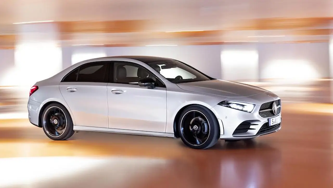 Mercedes Benz Clase A sedán, alta gama con baúl.