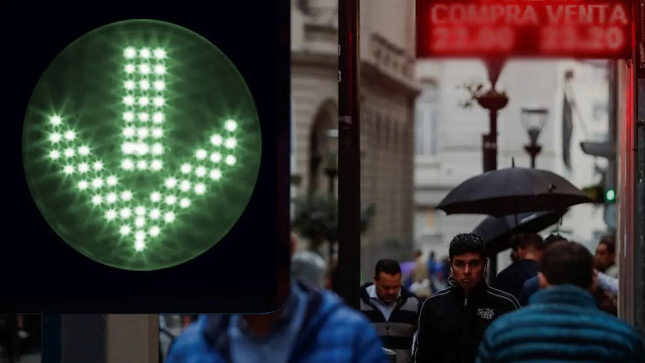 Apareció la oferta de dólares de los privados y la cotización profundizó su caída hasta $36,98 en bancos