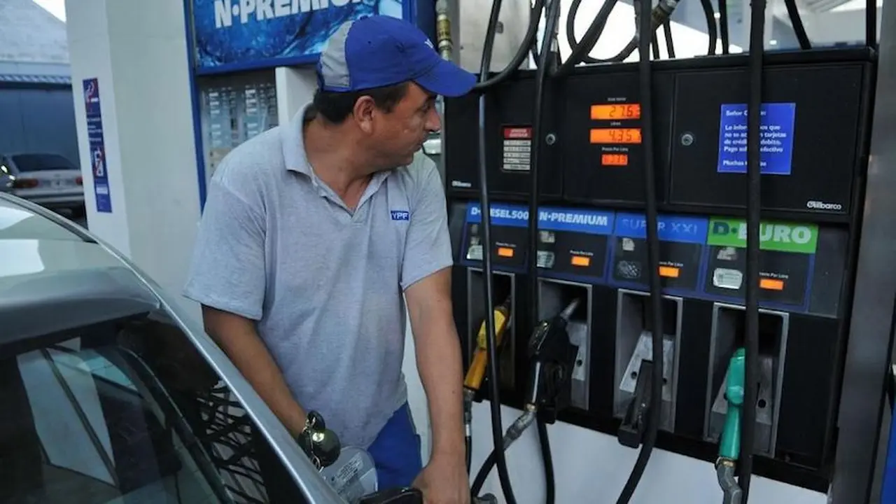 Con el 65% de aumento anual, las naftas en Argentina son de las más caras de la región