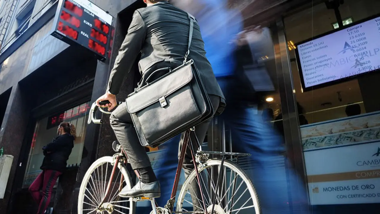 La "bicicleta" regresa con gloria: suben los depósitos en pesos y prometen ganar 7% en dólares en un semestre