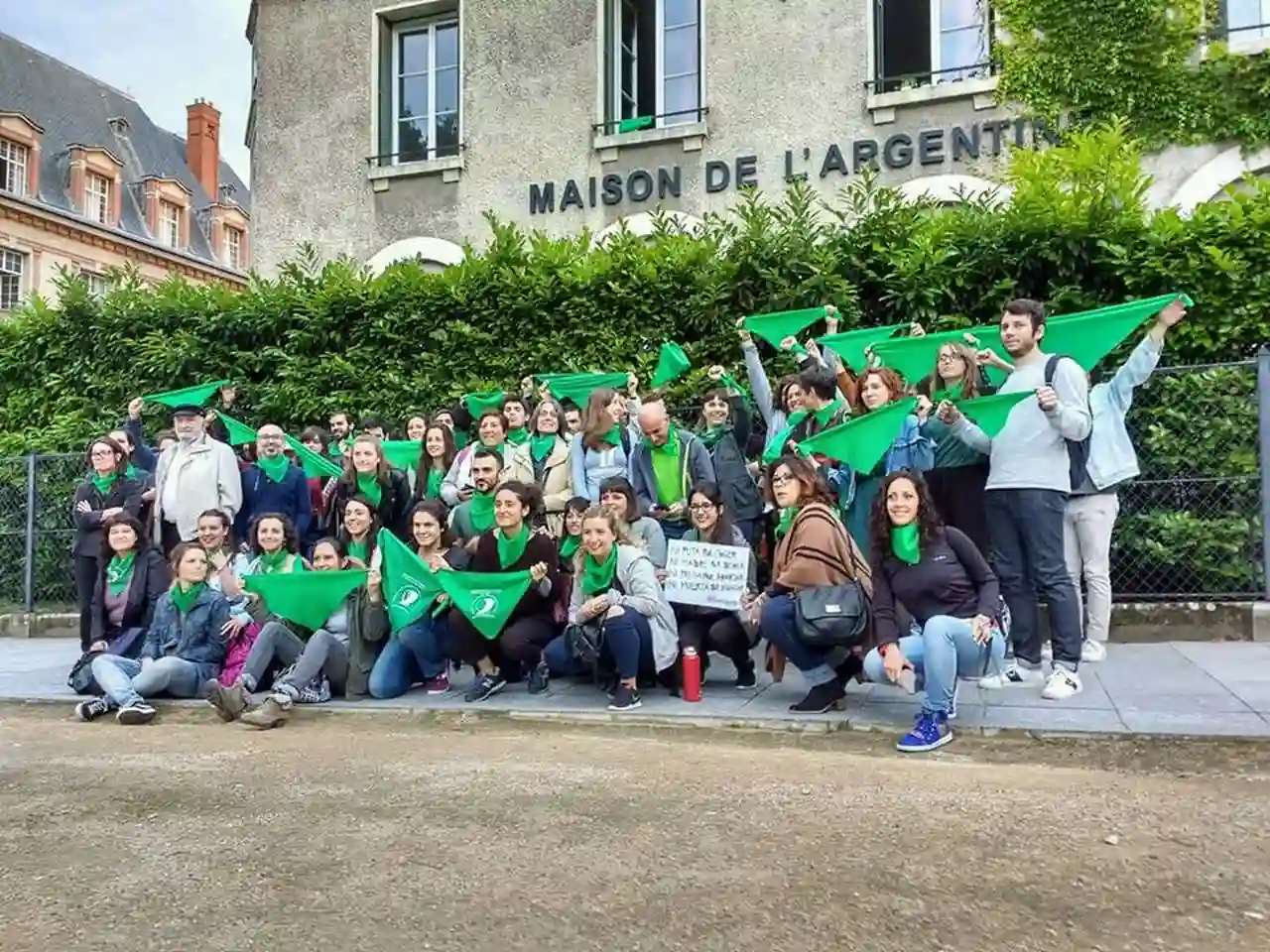 Argentinos lanzan pañuelazo en París y denuncian persecusión en la "casa de Cortazar"