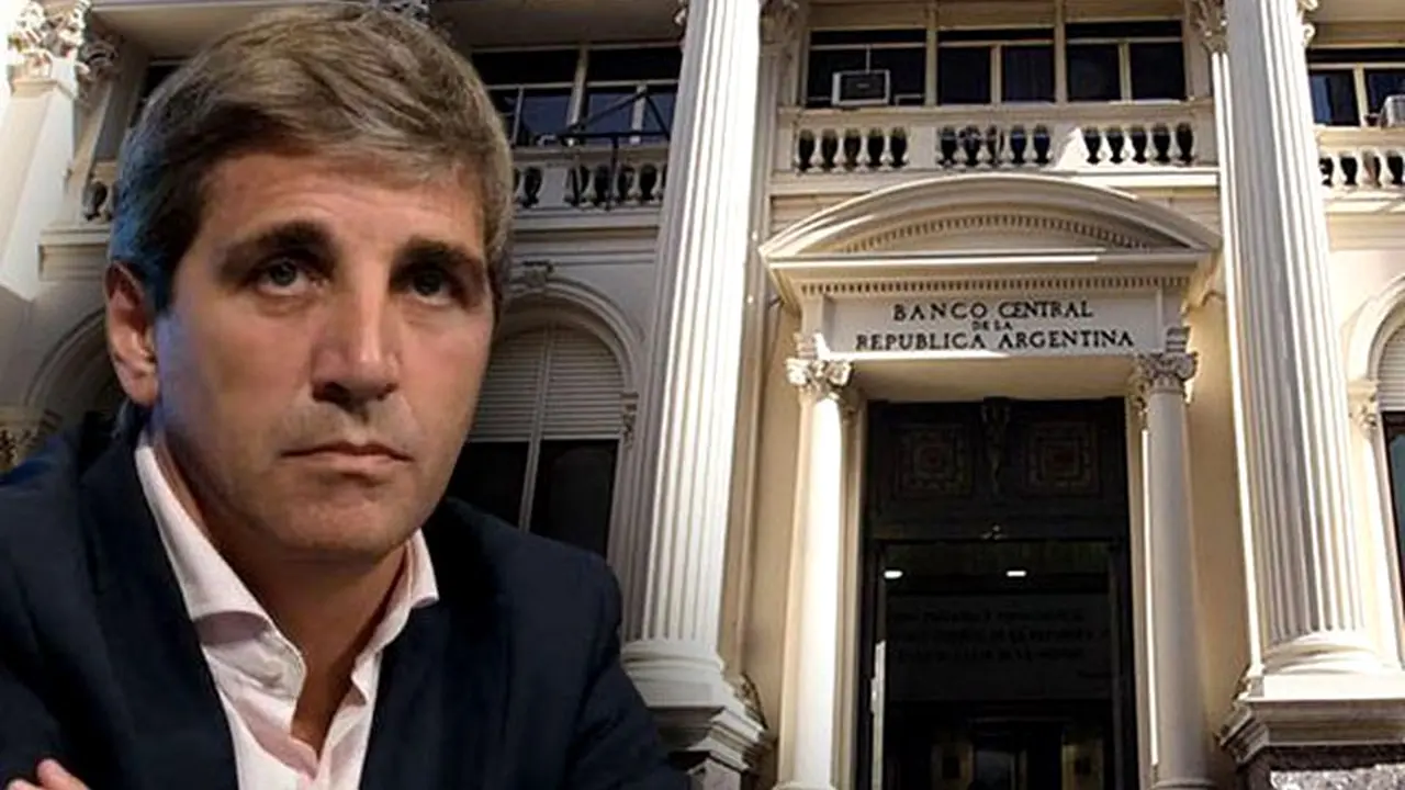 Luis Caputo y de fondo la fachada del Banco Central de la República Argentina