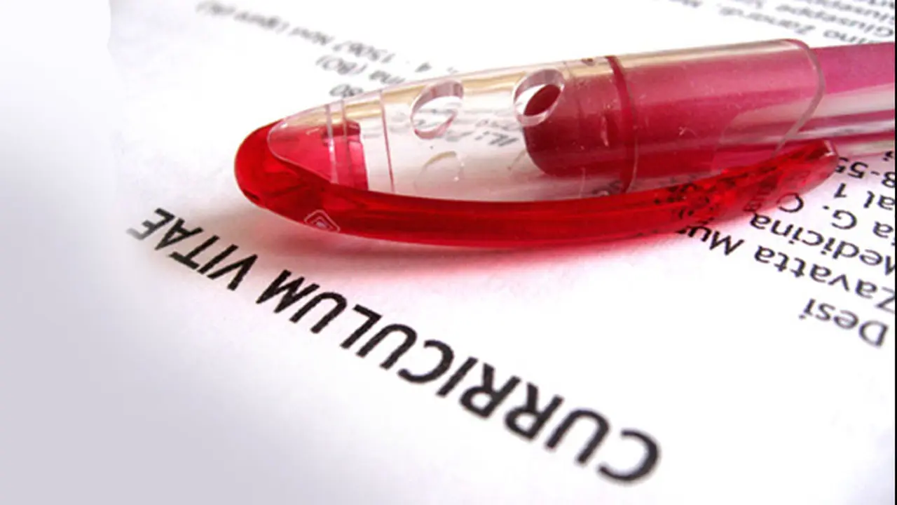 ¿Qué significa "excluyente" y "no excluyente" como requisito en un puesto de trabajo?