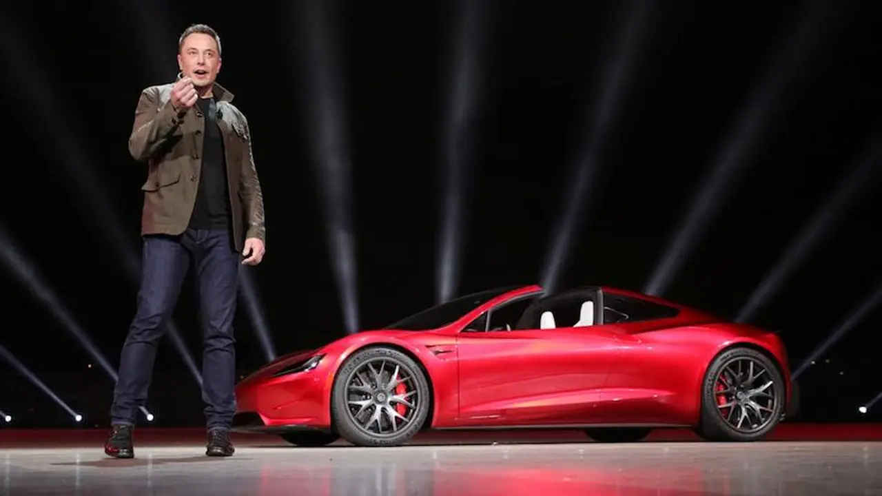 Tesla se hunde mientras su tripulación abandona el barco