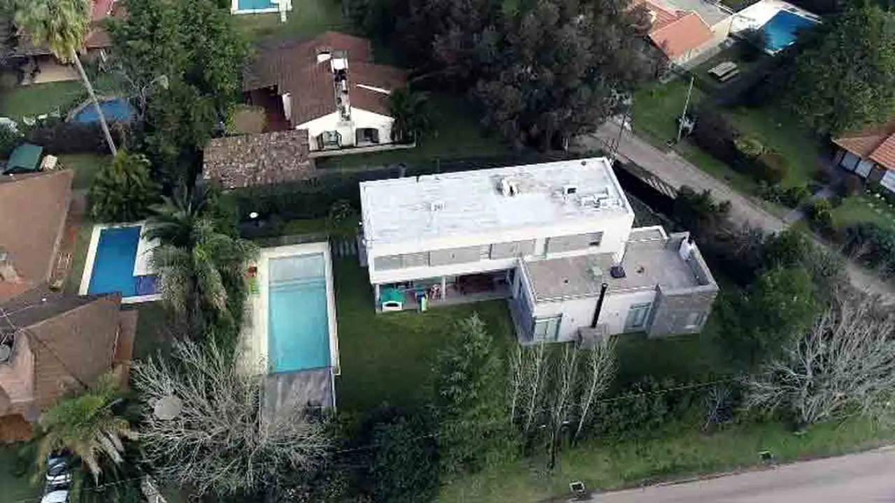 Baratta construyó un sótano en su casa en un country