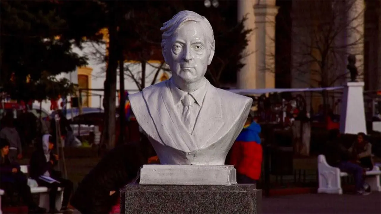 El Concejo Deliberante de Morón aprobó la remoción del busto de Néstor Kirchner