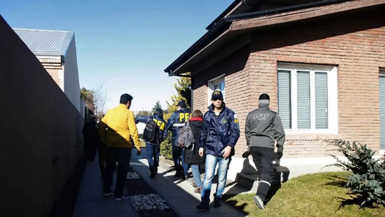 Arrancó el allanamiento a la casa de Cristina en El Calafate: incidentes de manifestantes con móviles de TV