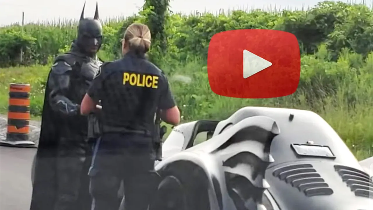 Video: policía detuvo a "Batman" y en lugar de multarlo se sacó una selfie