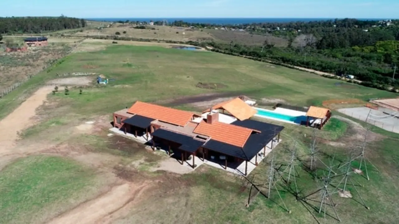 Allanaron casas de dos prófugos vinculados a la causa de los cuadernos