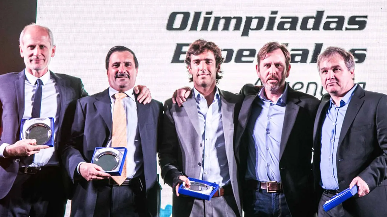 Federico Tomasevich, presidente de Puente, recibió de manos de Diego Pando, presidente de la Asociación, un reconocimiento junto a otras empresas por el aporte durante los años en Olimpíadas Especiales.