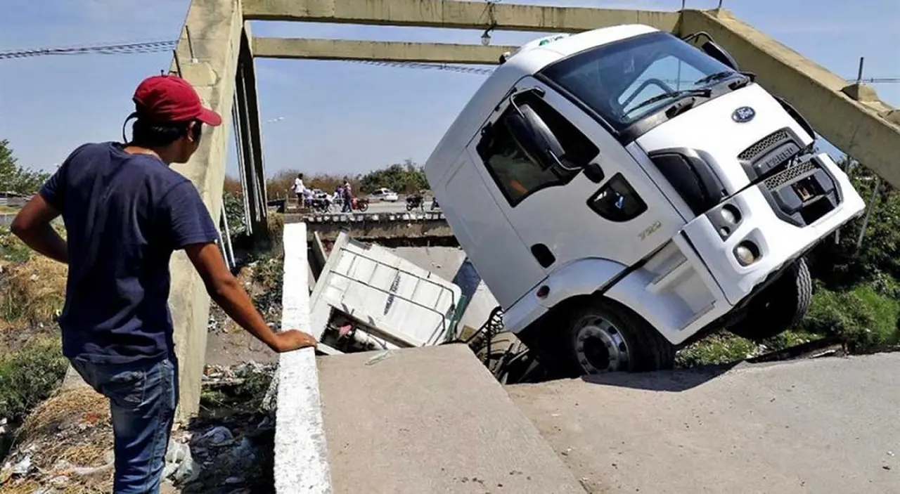 Obra pública: ya se cayeron 12 puentes inaugurados por el kirchnerismo